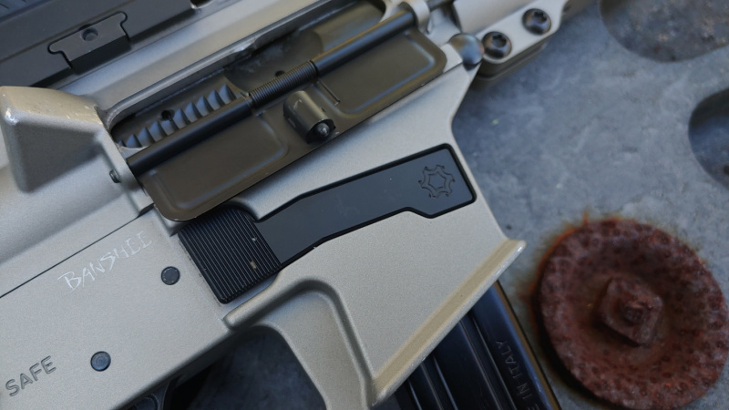 MK17 magazine release