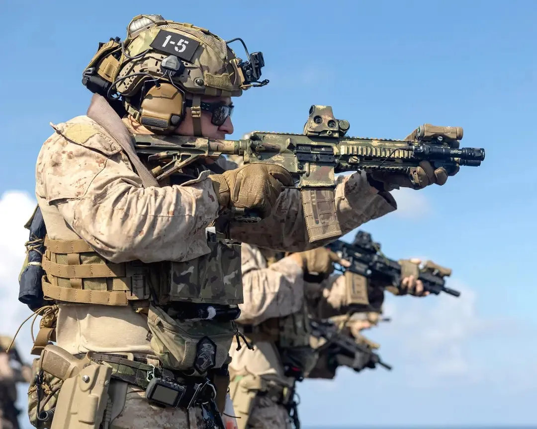 Marines with M27